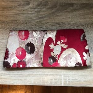 Floral clutch with snap close